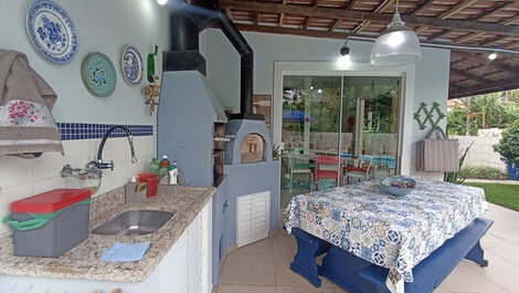 Excellent house with pool, gourmet area and 6 air conditioners
