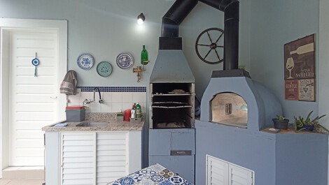 Excellent house with pool, gourmet area and 6 air conditioners