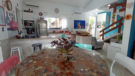 Excellent house with pool, gourmet area and 6 air conditioners