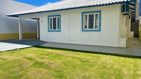 Beautiful house with air conditioning, 50 meters from the beach