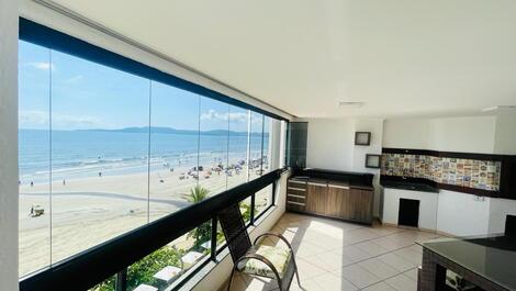 Vista da sacada para o mar