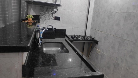 Lateral coz americana, fogão cooktop e microondas
