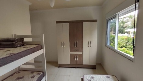 Excelente apartamento en alquiler con piscina y cerca del mar - SC
