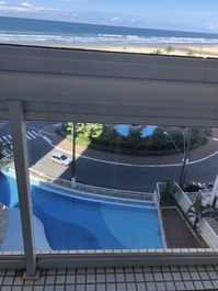 Apartamento com piscina e vista para o mar