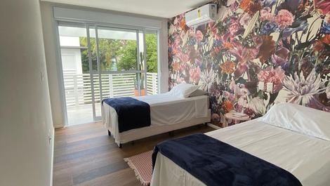 Triplex em condomínio pé na areia