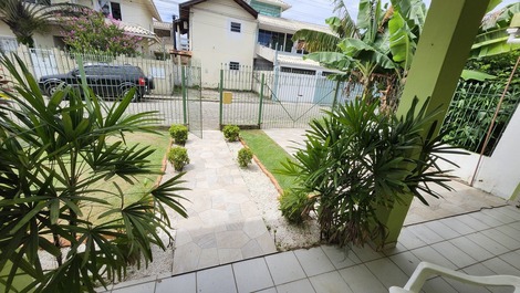 Frente da casa , com vista do outro lado da rua