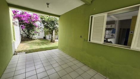 Garagem c/ vista terreno do fundo