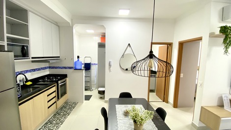 Cozinha e lavanderia com armário e tanquinho…