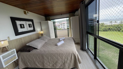 La vista del mar tumbado en la cama