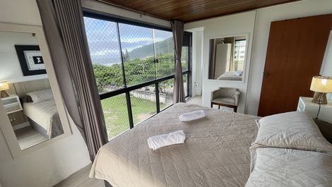 La vista del mar tumbado en la cama