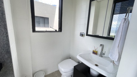 La vista del mar tumbado en la cama