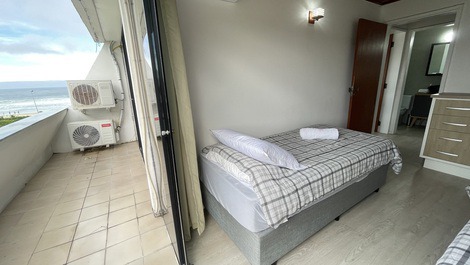 La vista del mar tumbado en la cama