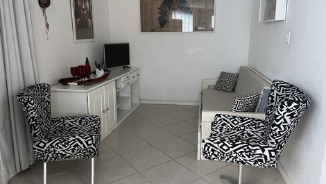 Sala aconchegante com sofá cama e tv