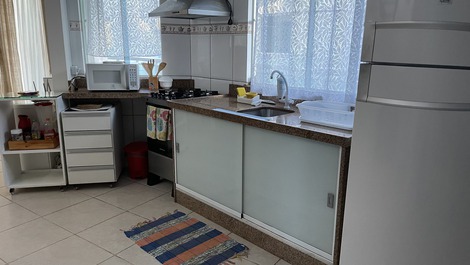 Cozinha aconchegante com utensílios , geladeira grande , fogão com forno, e filtro na torneira , microondas 