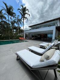 CASA MARAVILHOSA NA PRAIA DA BALEIA PÉ NA AREIA