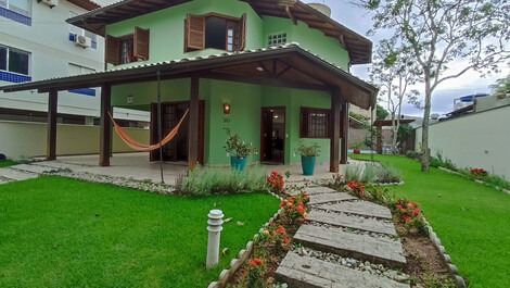 Spectacular house 200 meters from the sea Jurerê