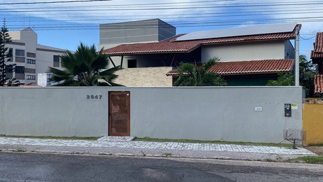 Fundos da casa frente para avenida
