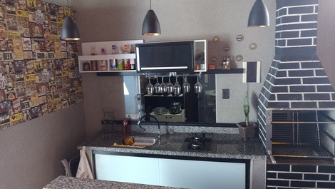 Espaço completo para o churrasco.