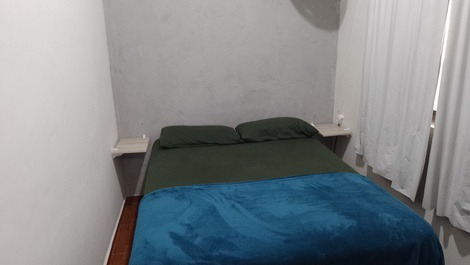 Quarto com cama confortável e higienizada.