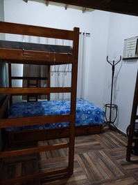 Quarto com 1 beliche, 1 bicama de solteiro e 1 cama de casal