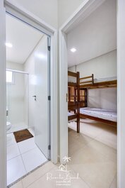 Paradise Apt with heated pool, wi-fi, backyard and barbecue