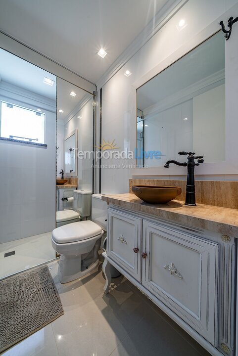 Apartamento para aluguel de temporada em Bombinhas (Praia de Quatro Ilhas)