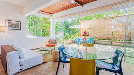 Great 3 Bedroom House 200m from the Beach