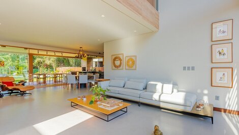 Casa de Alto Estándar con 6 Suites y señora de limpieza incluida!