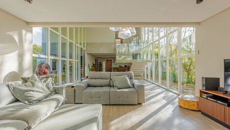 Excelente Casa 4 Suítes c/ Piscina e Churrasqueira