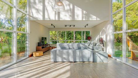 Excelente Casa 4 Suítes c/ Piscina e Churrasqueira