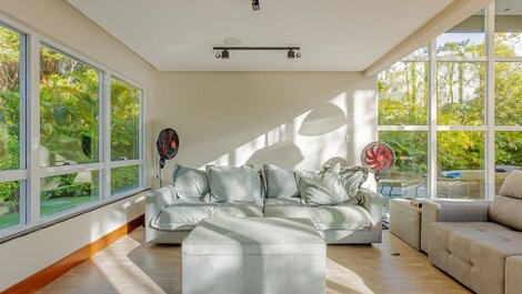 Excelente Casa 4 Suítes c/ Piscina e Churrasqueira