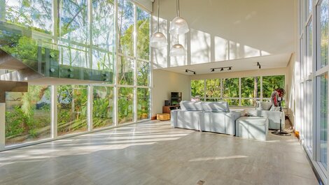 Excelente Casa 4 Suítes c/ Piscina e Churrasqueira