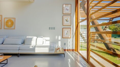 Casa de Alto Estándar con 6 Suites y señora de limpieza incluida!