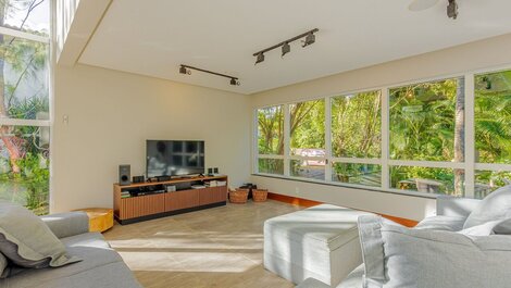 Excelente Casa 4 Suítes c/ Piscina e Churrasqueira