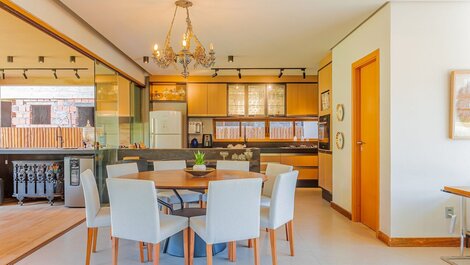 Casa de Alto Estándar con 6 Suites y señora de limpieza incluida!