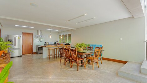 Excelente Casa 4 Suítes c/ Piscina e Churrasqueira