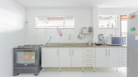 House with 6 suites 50m from the beach, cleaning service included