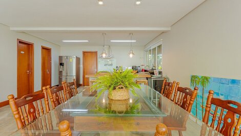 Excelente Casa 4 Suítes c/ Piscina e Churrasqueira