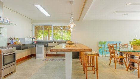 Excelente Casa 4 Suítes c/ Piscina e Churrasqueira