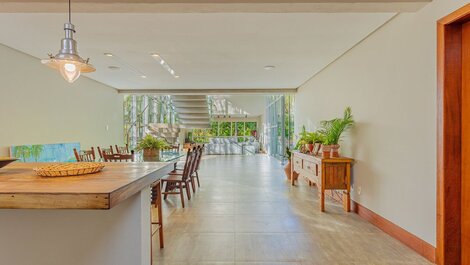 Excelente Casa 4 Suítes c/ Piscina e Churrasqueira