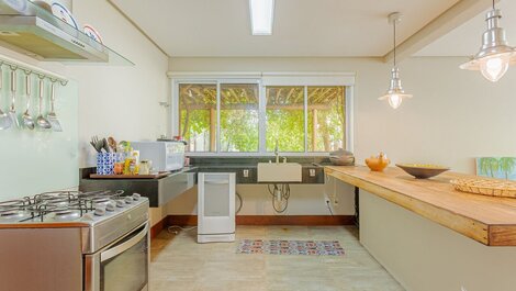 Excelente Casa 4 Suítes c/ Piscina e Churrasqueira