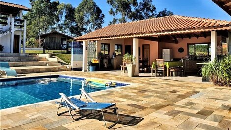 Sítio Aconchegante com Piscina e Wi-Fi