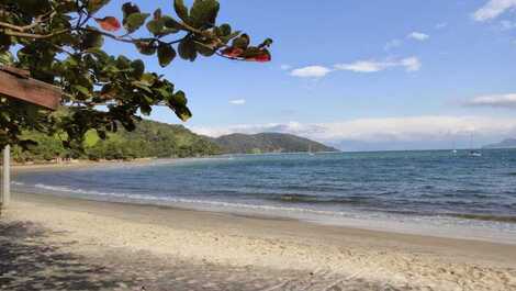 Chale com mezanino em Ubatuba - Condomínio Recanto da Lagoinha