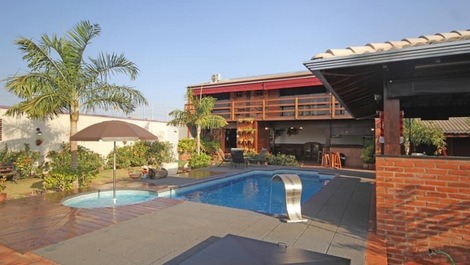 Uma hospedagem incrível, a 4,6 km do Parque Thermas dos Laranjais.