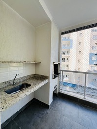 Churrasco particular: sacada com churrasqueira, momentos únicos.