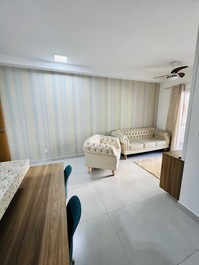 Refúgio confortável: sala com poltrona e sofá, relaxe em grande estilo.