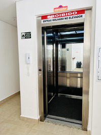 Elevador funcional: facilidade para malas e compras.