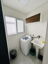 "conveniência completa: lavanderia com máquina de lavar, praticidade garantida.
