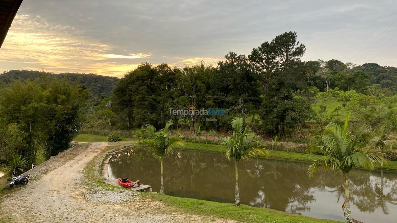 Casa para aluguel de temporada em Mogi das Cruzes (Biritiba Ussu)