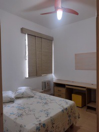 Quarto 1 com cama de casal, ventilador e ar condcionado